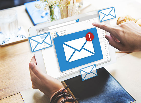Imagen de una mano que hace clic en una pantalla digital con el icono de correo electrónico y una notificación, simbolizando el servicio de email marketing y la gestión efectiva de campañas de correo electrónico.