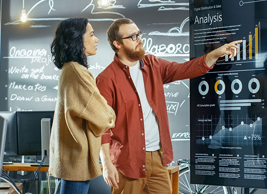 personas analizando el rendimiento de su publicidad en internet