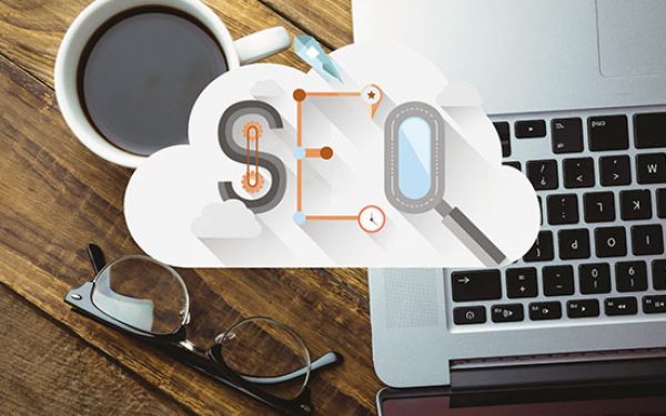 SEO Ordenador con la palabra 'SEO' visible, representando nuestro servicio de optimización para motores de búsqueda y escalada en rankings con palabras clave relevantes.