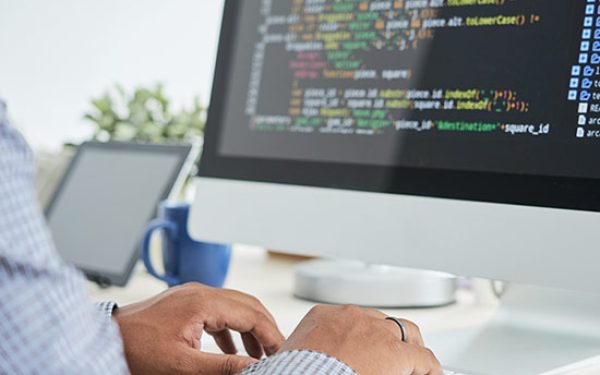 coding-man programador desarrollando nuevas funcionalidades para nopcommerce