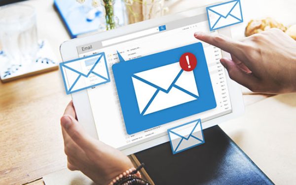 Imagen de una mano que hace clic en una pantalla digital con el icono de correo electrónico y una notificación, simbolizando el servicio de email marketing y la gestión efectiva de campañas de correo electrónico.