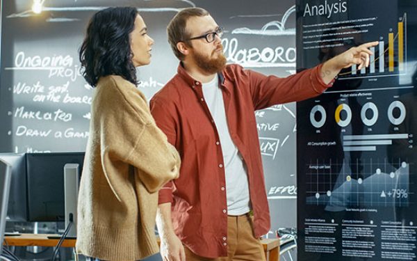 personas analizando el rendimiento de su publicidad en internet